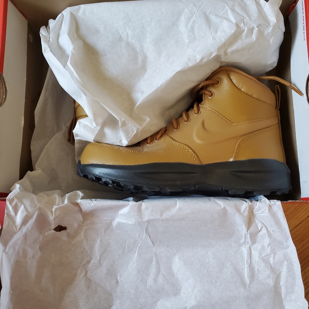 Nike Manoa Youth Size 4.5 Women Size 6 New in Box